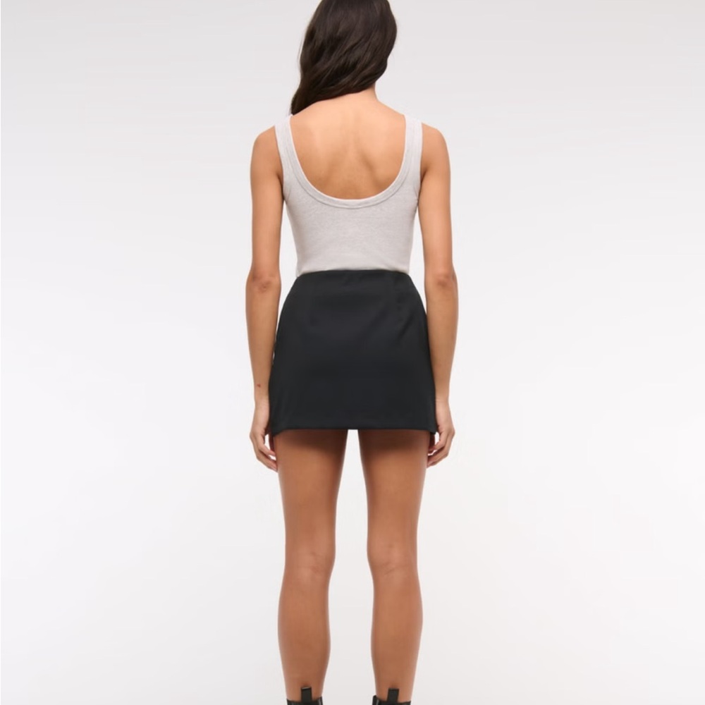 The A&F Scarlett Mini Skort - Picture 3 of 6